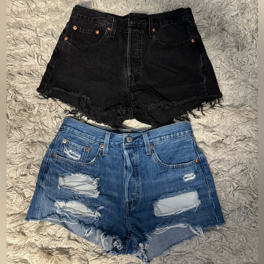 Levi Shorts (only black available)